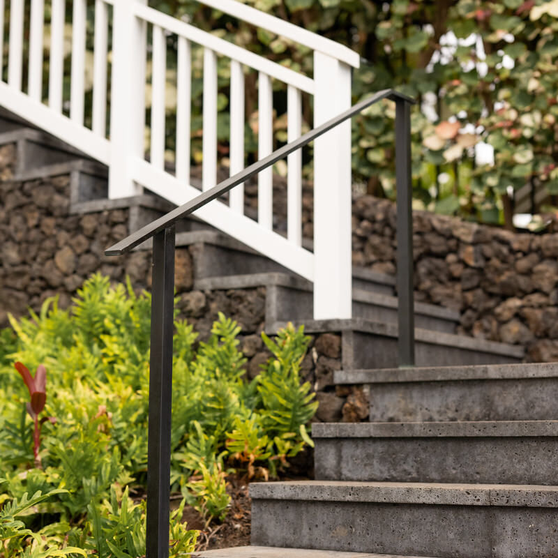 Minimal black railing and white balustrade